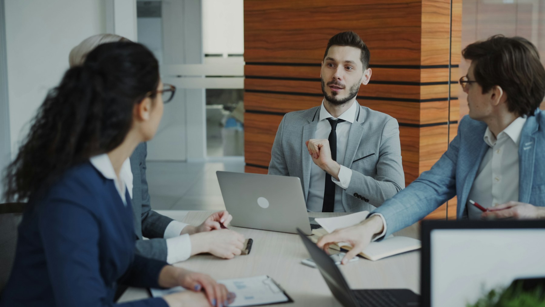 Équipe réunie autour d'un projet client